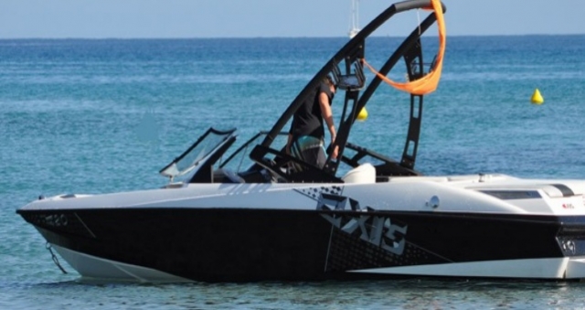  Corsica Jet Loisirs Wakeboard dispone de su propia lancha a motor para su actividad de Wakeboard 